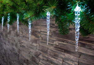 Reťaz MagicHome Vianoce Icicle, 12 LED studená biela, 12 cencúľov, 3xAA, IP44, exteriér, L-2,20 m