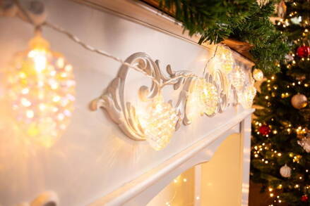 Reťaz MagicHome Vianoce Pine, 10 LED teplá biela, so šiškami, 2xAA, jednoduché svietenie, osvetlenie, L-1,35 m