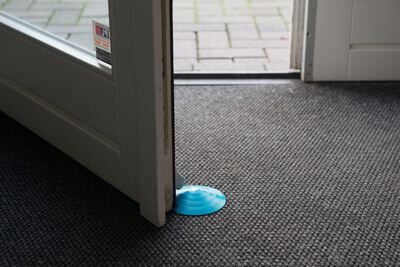 Zarážka do dverí DOORSTOPPER, doraz, plastová zarážka za dvere, dverová zarážka na podlahu, mix farieb, sellbox 24ks