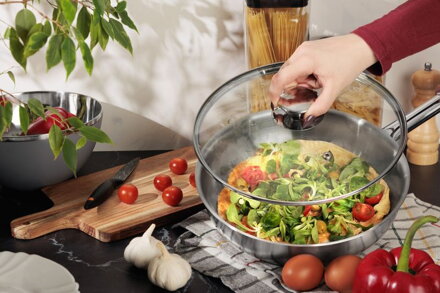 Panvica MagicHome Chloe, 28 cm, 4 lit.,so sklenenou pokrievkou, nerez