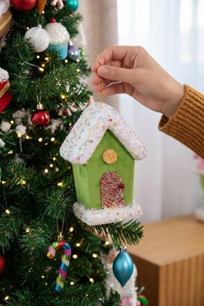 Dekorácia MagicHome, domček, zelený, 16 cm, závesný