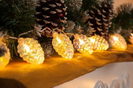 Reťaz MagicHome Vianoce Pine, 10 LED teplá biela, so šiškami, 2xAA, jednoduché svietenie, osvetlenie, L-1,35 m
