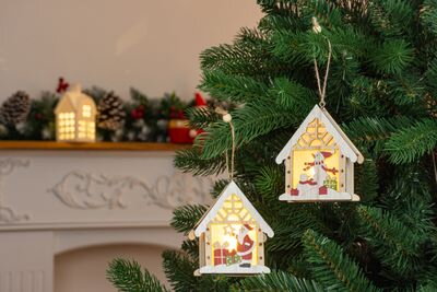 Dekorácia MagicHome Vianoce, Santa v domčeku, LED, závesná, 9x3x10,4 cm Dekorácia MagicHome Vianoce, Santa v domčeku, LED, závesná, 9x3x10,4 cm