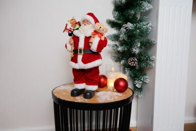 Dekorácia MagicHome Vianoce, Santa s darčekmi a medvedíkom, červený, 30 cm Dekorácia MagicHome Vianoce, Santa s darčekmi a medvedíkom, červený, 30 cm