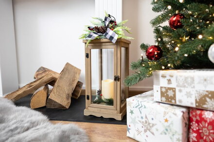 Dekorácia MagicHome Vianoce, Lampáš s čečinou a mašľou, 1 LED, 3xAAA, efekt plameňa, časovač, drevo, 20x20,5x51 cm